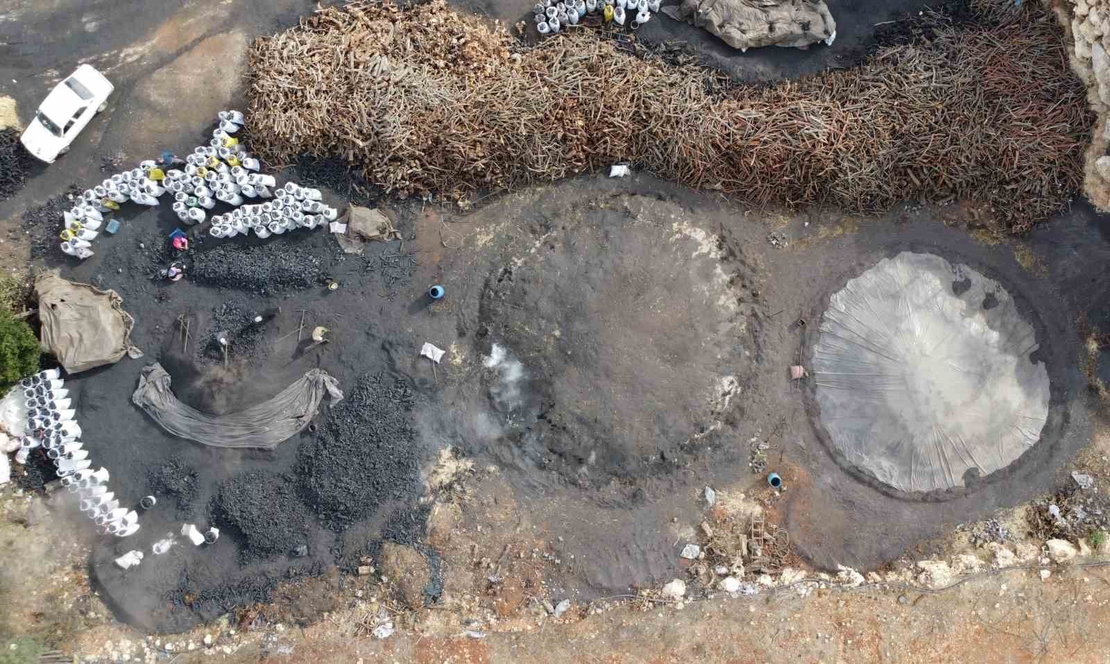 SİLİFKE İLÇESİNDE YAŞAYAN SARAÇ AİLESİ, TOROS DAĞLARININ ETEĞİNDE MEŞE AĞAÇLARINDAN ELDE ETTİKLERİ...