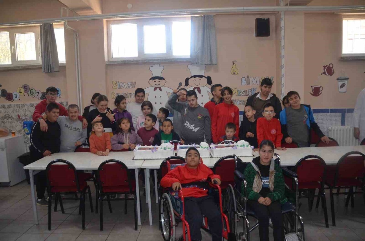 SİMAV’DAKİ ÖZEL ÖĞRENCİLER, POLİS LOJMANINDA BAŞINDAN VURULARAK ÖLEN AKBAŞ’IN DOĞUM GÜNÜNÜ...