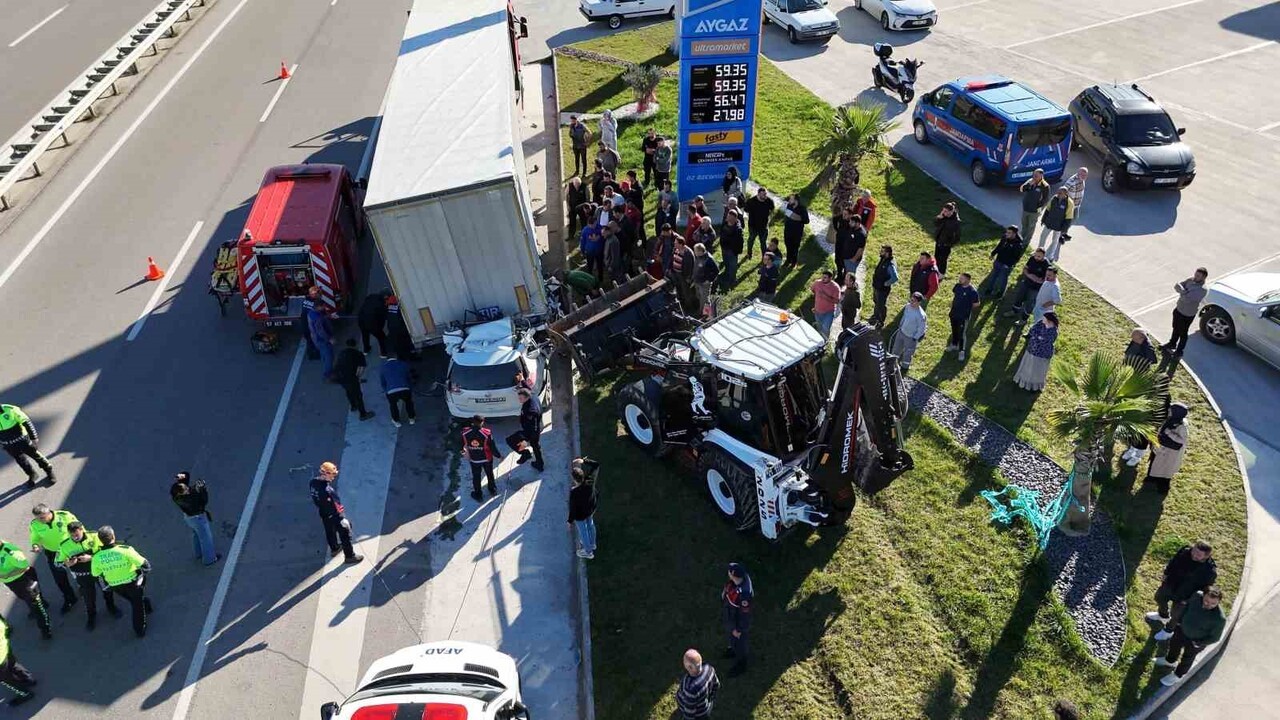 SİNOP'TA YOL KENARINDA DURAN TIRA ARKADAN ÇARPAN OTOMOBİLİN SÜRÜCÜSÜ HAYATINI KAYBETTİ. KAZA...