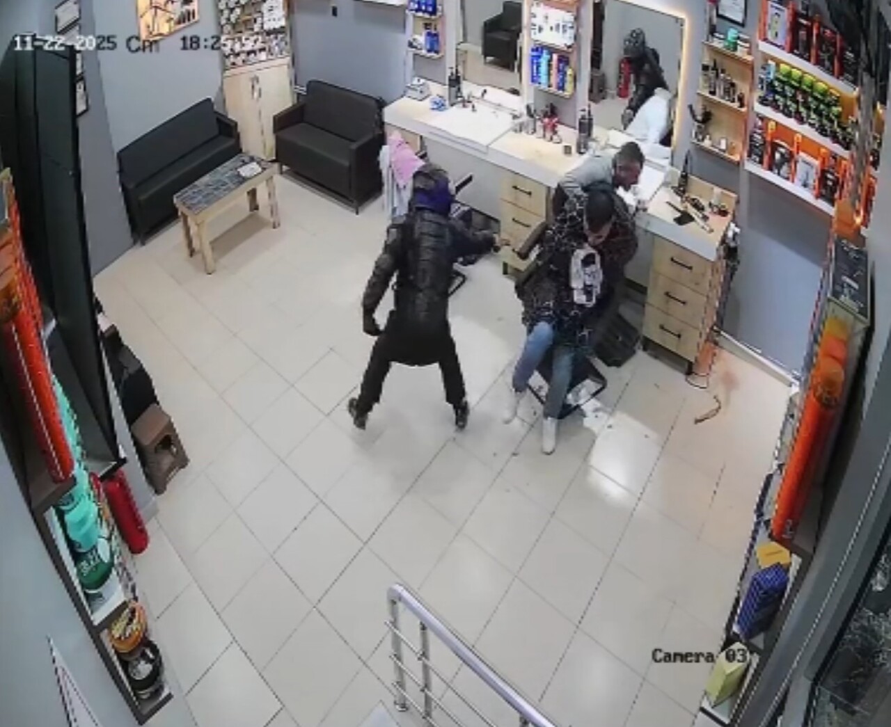 SİNOP'UN AYANCIK İLÇESİNDE MOTOSİKLETLİ 2 KİŞİ, BERBER DÜKKANINA SİLAHLI SALDIRI DÜZENLEDİ....