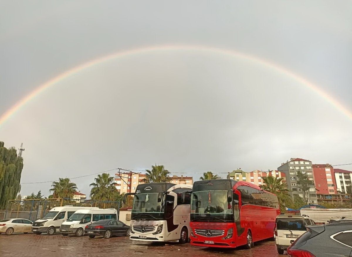 SİNOP’TA YAĞMUR SONRASI BELİREN ÇİFT UÇLU GÖKKUŞAĞI HAYRAN BIRAKTI.