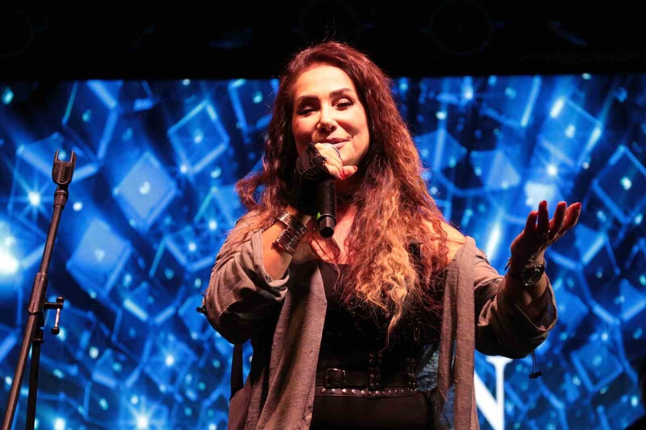 ŞIRNAK'IN CİZRE İLÇESİNDE DÜZENLENEN "CİZRE KİTAP FUARI" PROGRAMI KAPSAMINDA SES SANATÇISI ROJİN...