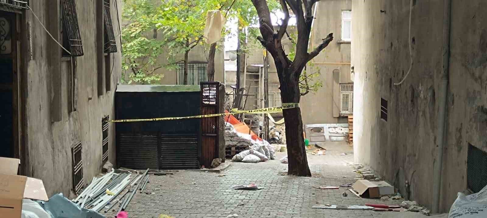 ŞIRNAK'TA BİR KİŞİ, GECE YARISI SOKAKTA TARTIŞI ŞAHSI BALTAYLA ÖLDÜREREK KAYIPLARA...