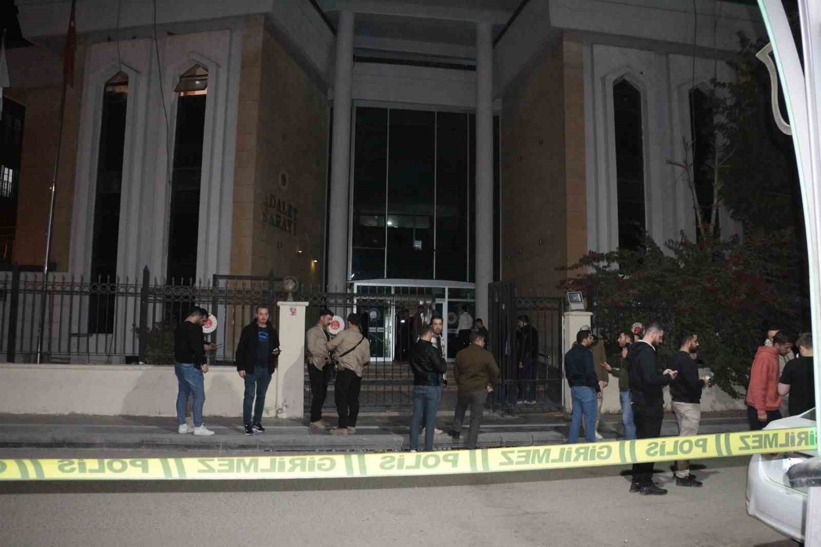 ŞIRNAK'TA CİZRE ADLİYESİ ÇIKIŞINDA SİLAHLI SALDIRIYA UĞRAYAN 2 KİŞİ, AĞIR YARALANDI.