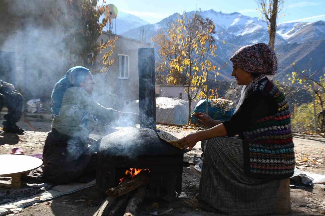 ŞIRNAK'TA KIŞ AYLARINDA EKMEK PİŞİRMEK ZOR OLDUĞU İÇİN KADINLAR, GÜNEŞLİ GÜNLERDE YARDIMLAŞARAK...