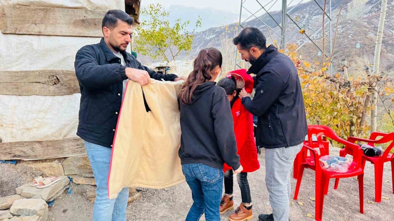 ŞIRNAK’IN BEYTÜŞŞEBAP VE ULUDERE İLÇELERİNDE İHTİYAÇ SAHİBİ 300 ÇOCUĞA BOT VE MONT GÖNDEREN POLİS...