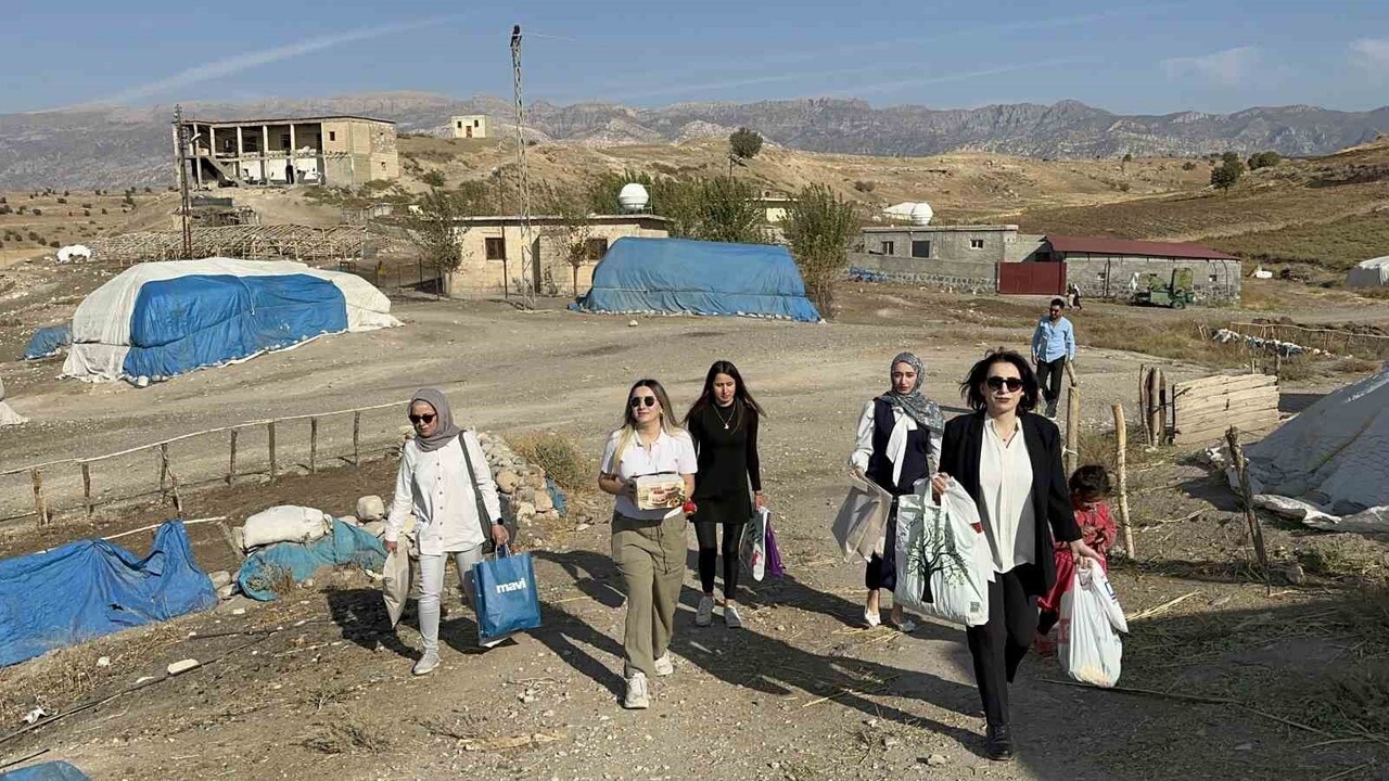 ŞIRNAK’IN SİLOPİ İLÇESİNDE, CUDİ DAĞI ETEKLERİNDE YAŞAYAN KOÇER KIZ ÇOCUKLARINA SÜRPRİZ DOĞUM GÜNÜ...