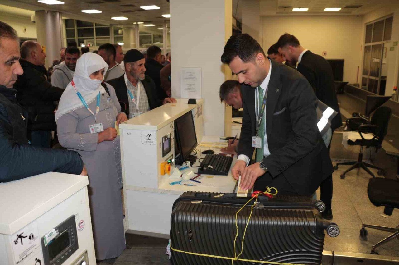 ŞIRNAK ŞERAFETTİN ELÇİ HAVALİMANI'NDAN SUUDİ ARABİSTAN'A DÜZENLENEN DOĞRUDAN UMRE UÇUŞLARINDA...