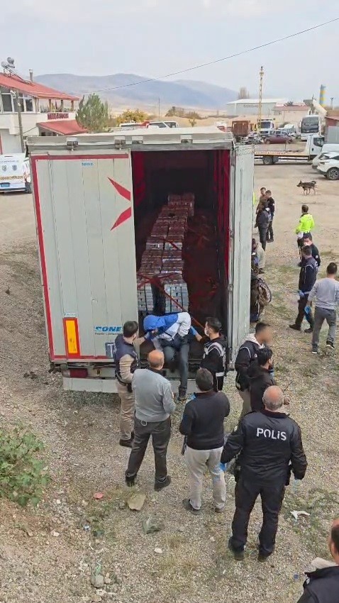 SİVAS'TA POLİSLERİN ŞÜPHELENEREK DURDURDUĞU TIRIN DORSESİNDE 18 KAÇAK GÖÇMEN ÇIKTI.