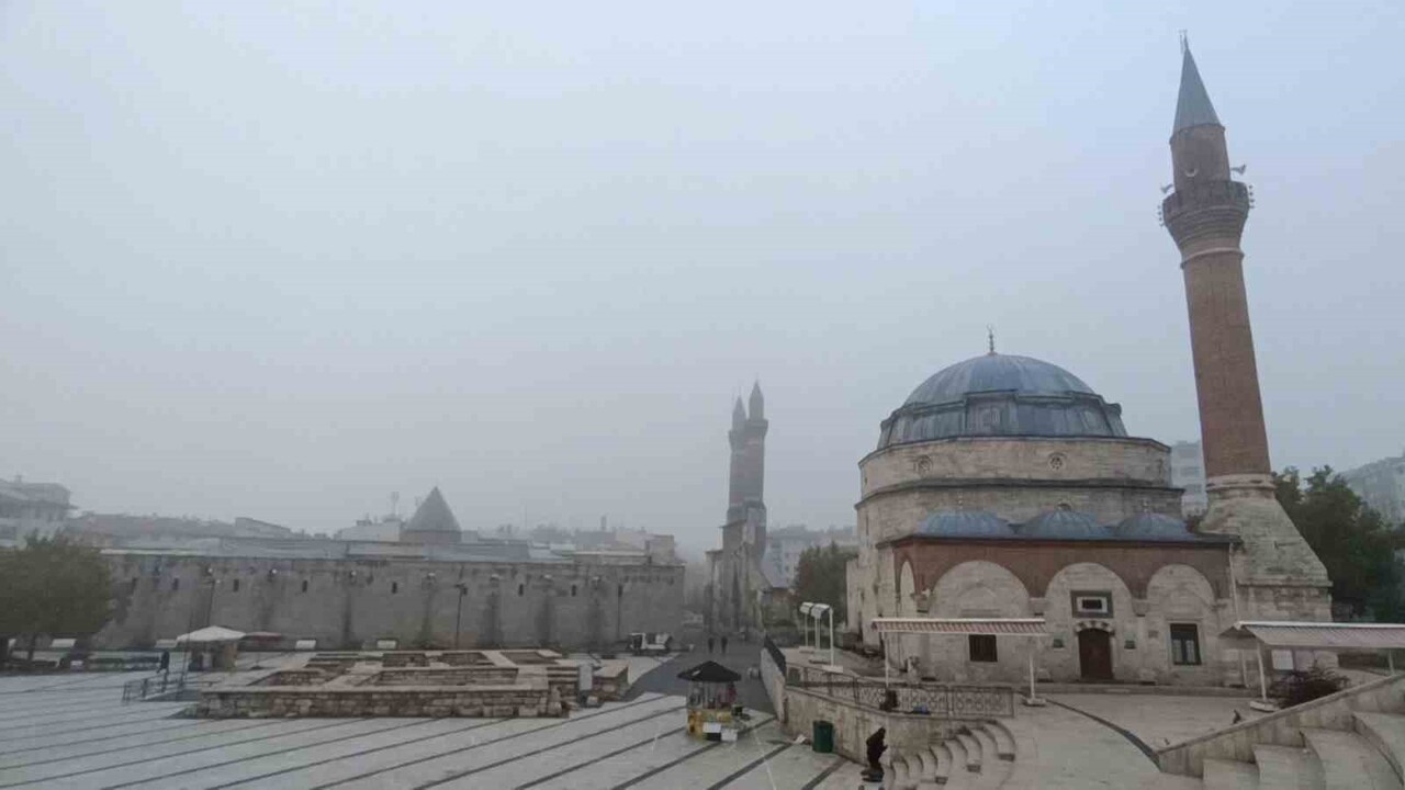 SİVAS'TA SABAH SAATLERİNDEN İTİBAREN ETKİLİ OLAN YOĞUN SİS, KENTİ ADETA BEYAZ BİR ÖRTÜYLE...