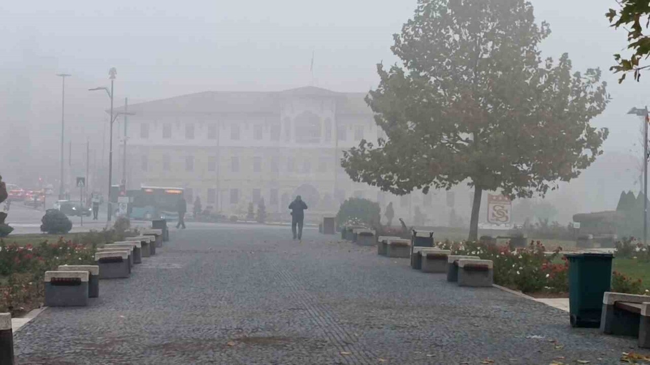 SİVAS'TA SABAH SAATLERİNDEN İTİBAREN ETKİLİ OLAN YOĞUN SİS, KENTİ ADETA BEYAZ BİR ÖRTÜYLE...