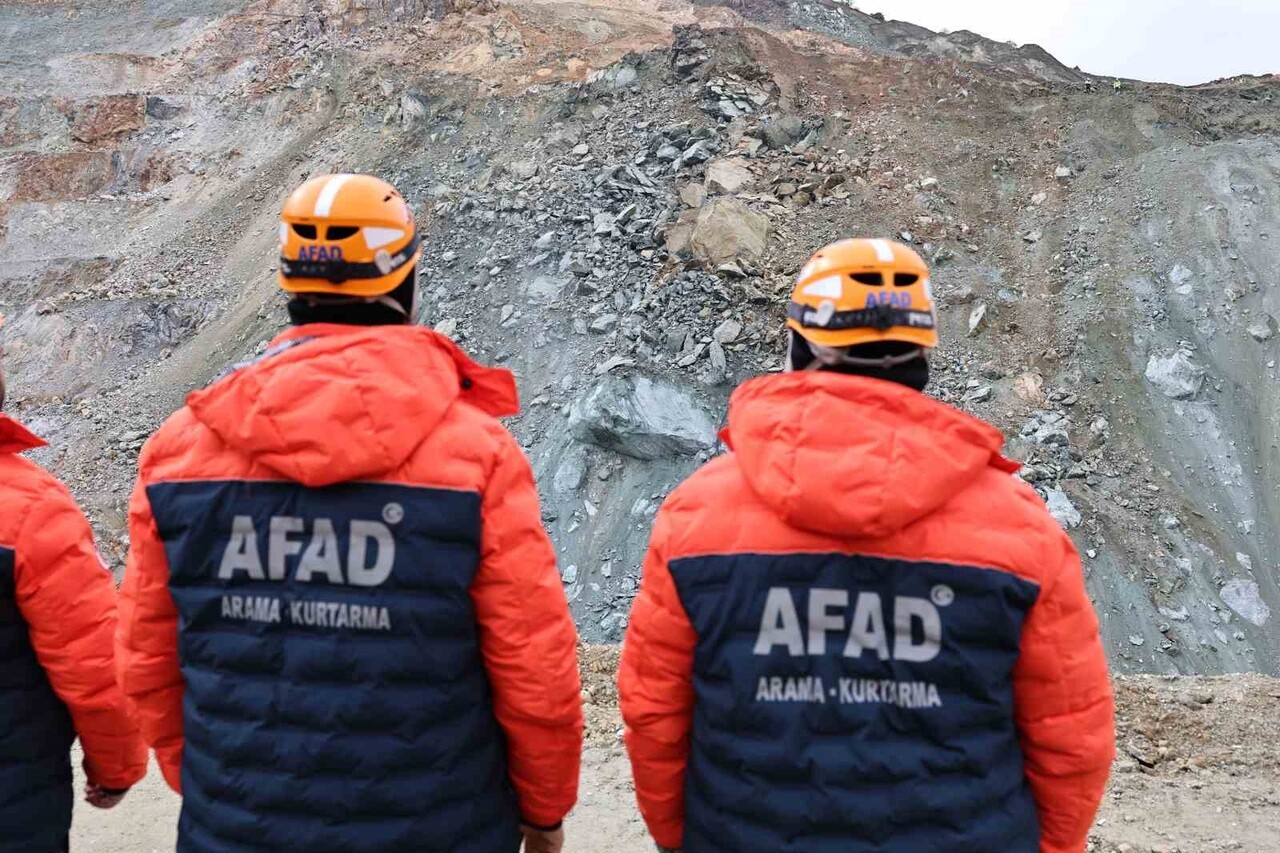 SİVAS’IN DİVRİĞİ İLÇESİNDE MEYDANA GELEN GÖÇÜK SONRASI TOPRAK ALTINDA KALAN İŞÇİYİ KURTARMA...