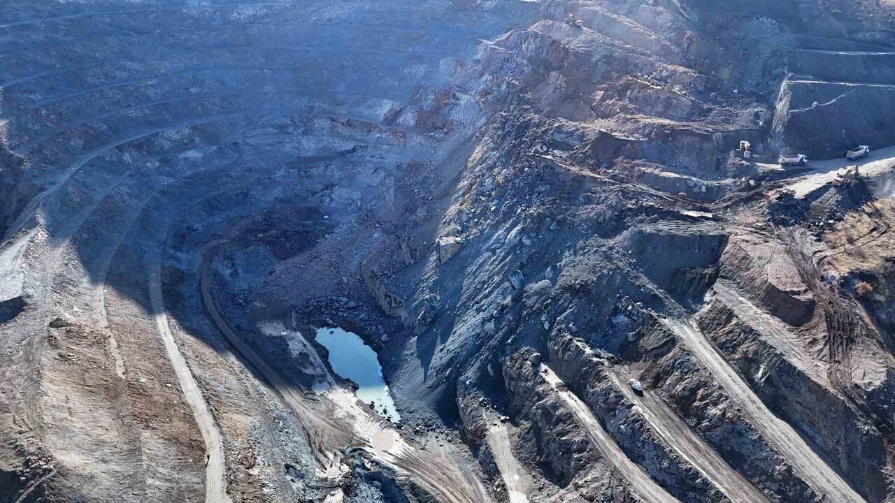 SİVAS’IN DİVRİĞİ İLÇESİNDEKİ DEMİR MADENİNDE MEYDANA GELEN GÖÇÜKTE TOPRAK ALTINDA KALAN ŞANTİYE...