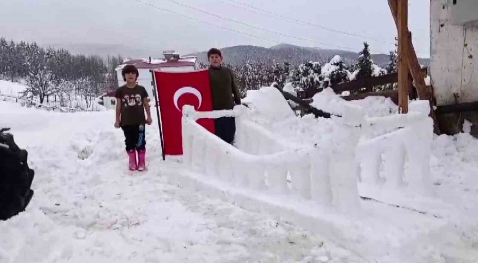 SİVAS’IN KOYULHİSAR İLÇESİNE BAĞLI KIZILELMA KÖYÜNDE YAŞAYAN ADEM SOYLU, YEĞENLERİ BİRLİKTE...