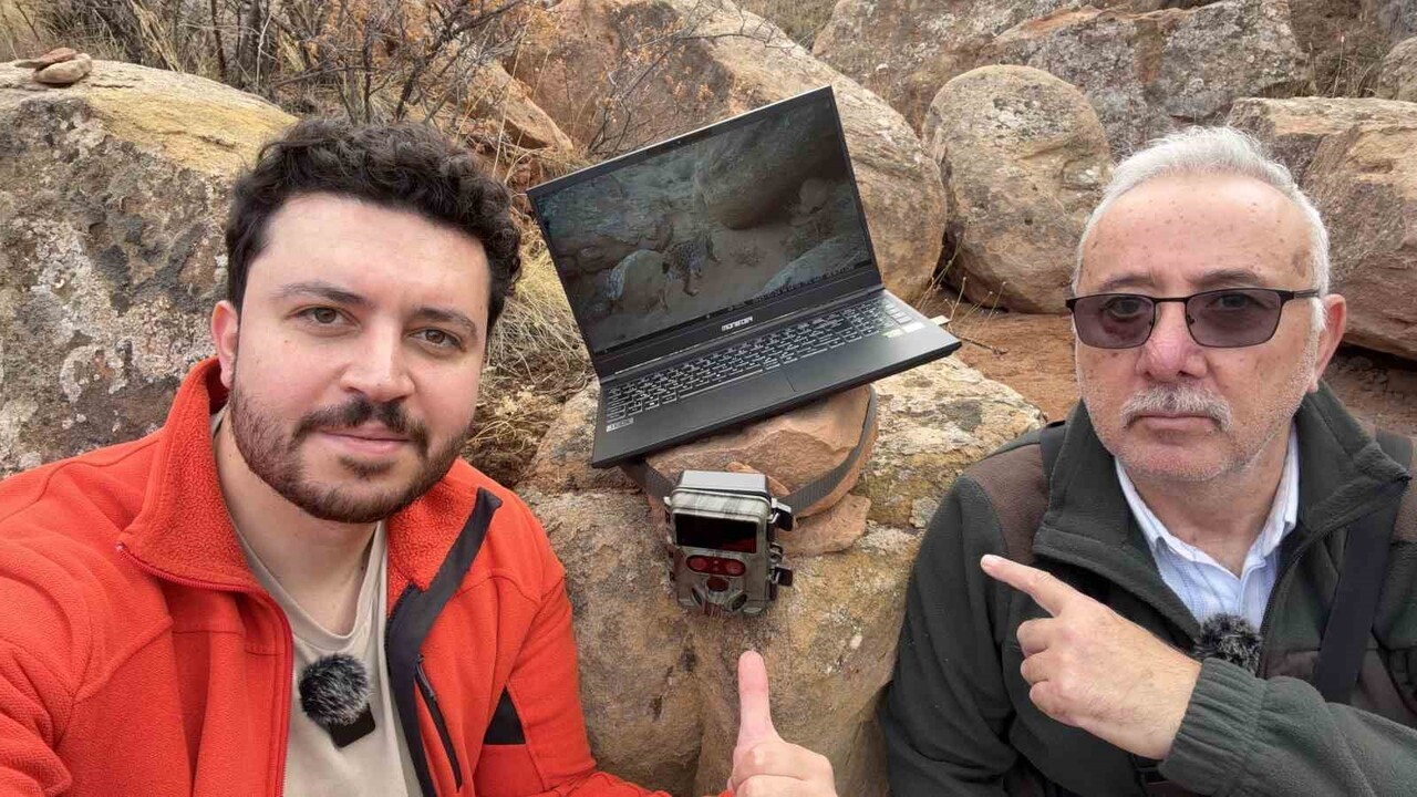 SİVAS’TA 2 DOĞA FOTOĞRAFÇISI, ÇOK ENDER GÖRÜLEN BİR OLAYI KAYDETTİ. NORMALDE TEK OLARAK...