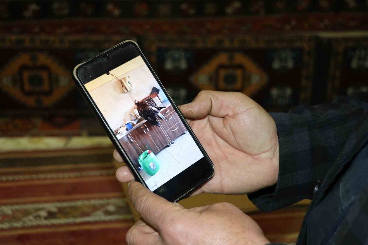 SİVAS’TA BİR ESNAF, İŞ YERİNİN BAHÇESİNE DÜŞEN YARALI KARTALI MONTUNA SARARAK KURTARDI. İŞ YERİNİN...