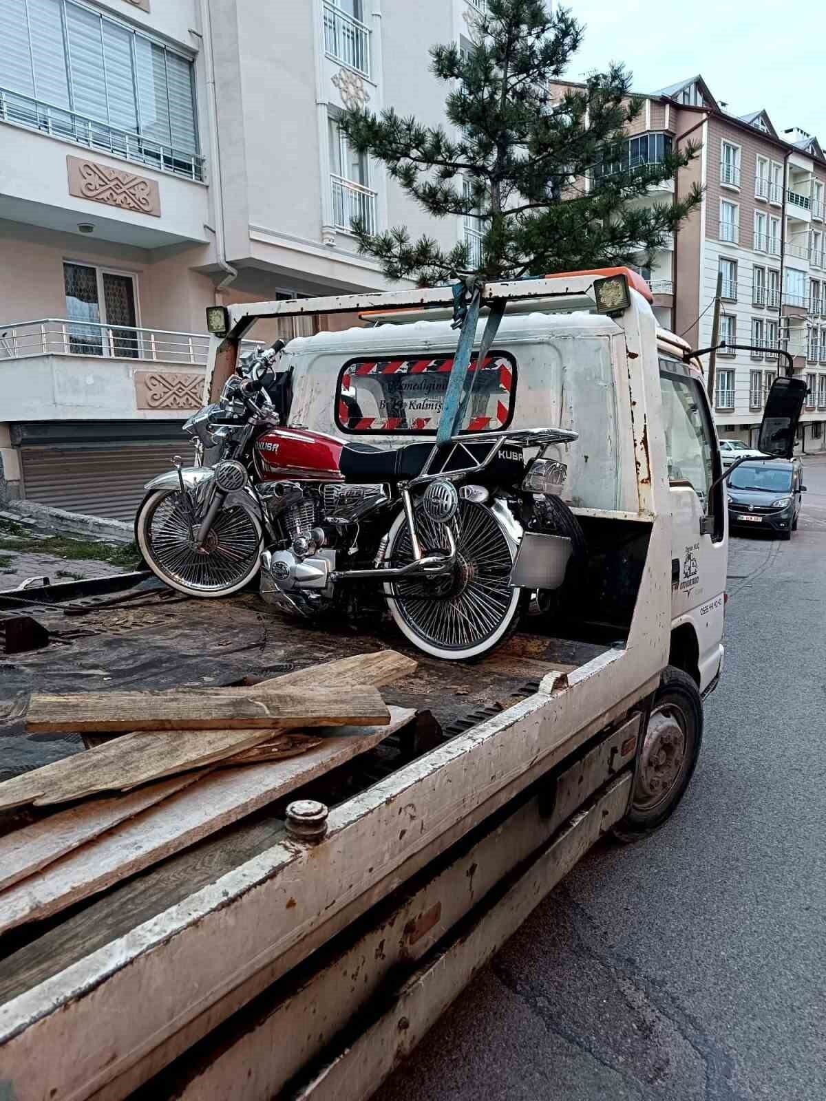 SİVAS’TA DRİFT YAPARAK ÇEVREYİ RAHATSIZ EDEN MOTOSİKLET SÜRÜCÜSÜ POLİS EKİPLERİNCE YAKALANDI....