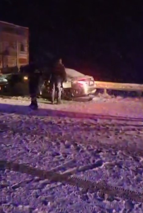 SİVAS’TA ETKİSİNİ ARTIRAN KAR VE TİPİ, BERABERİNDE KAZALARI GETİRDİ. 2 TIR VE OTOMOBİLİN KARIŞTIĞI...