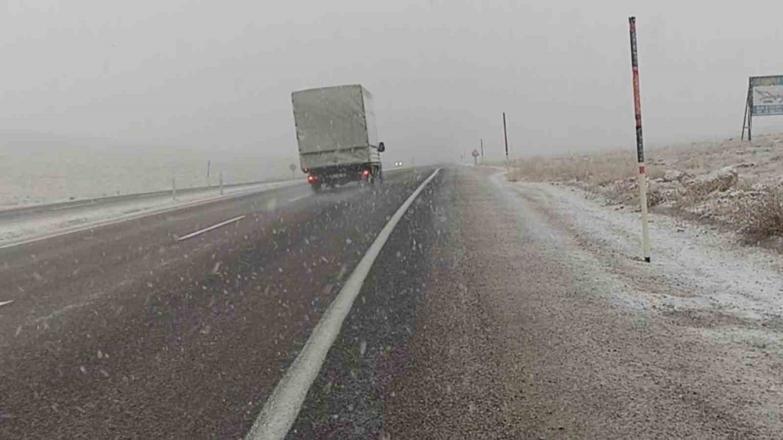 SİVAS’TA GÜN BOYUNCA ARALIKLARLA YAĞAN KAR, ULAŞIMDA AKSAMALARA DA NEDEN OLDU. GÜRÜN İLÇESİNDEKİ...