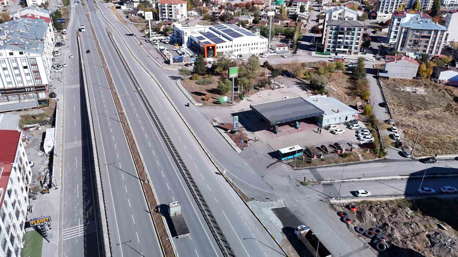 SİVAS’TA HİZMETE AÇILAN VİYADÜK SONRASI, KARAYOLUNDAN YAN YOLA GİRİŞLER KAPATILINCA BİR ÇOK İŞ...