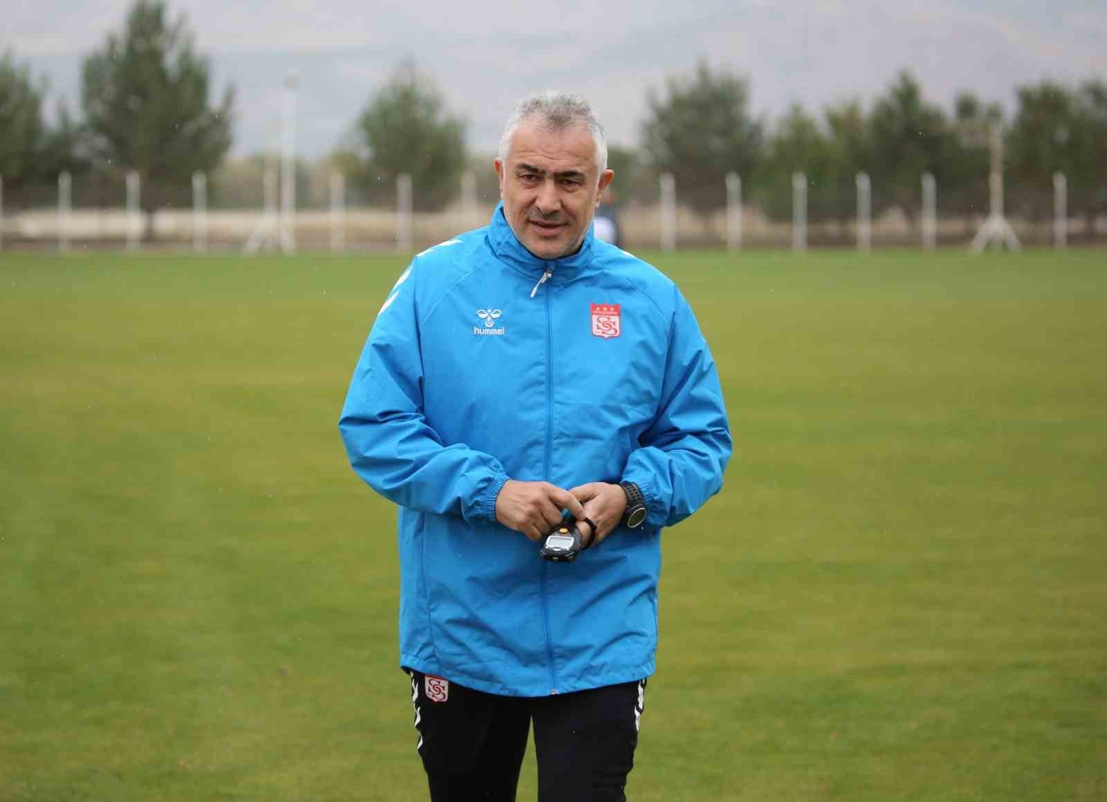 SİVASSPOR TEKNİK DİREKTÖRÜ MEHMET ALTIPARMAK, ANTRENMAN ÖNCESİ BASIN MENSUPLARININ SORULARINI...