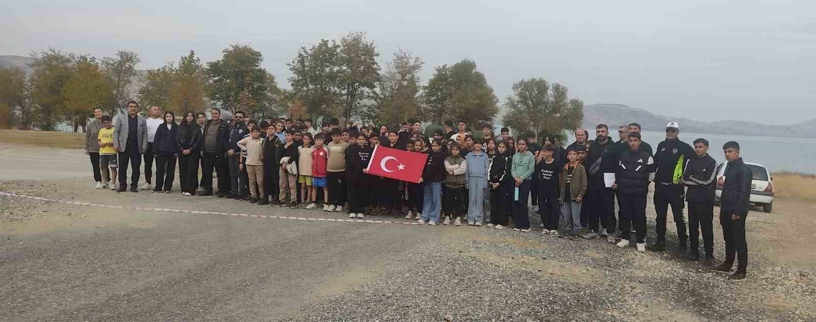 SİVRİCE’DE İLÇE MİLLİ EĞİTİM MÜDÜRLÜĞÜ TARAFINDAN DÜZENLENEN "ATATÜRK VE GENÇLİK KOŞUSU"...