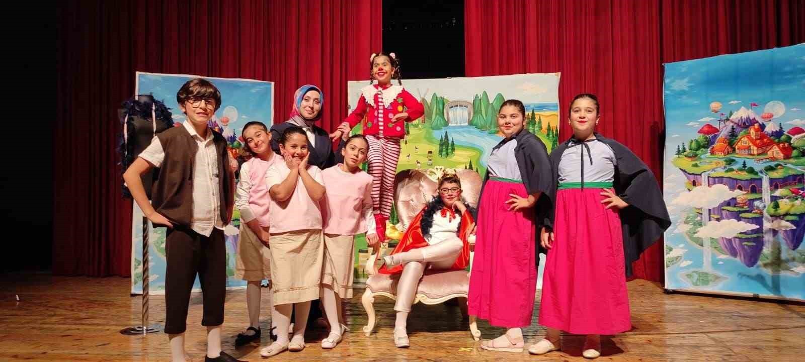 SORGUN BELEDİYESİ TİYATRO TOPLULUĞU, ‘KRAL ÇIPLAK' VE ‘BAYRAM SABAHI' ADLI OYUNLARIYLA ÇIKTIĞI İÇ...