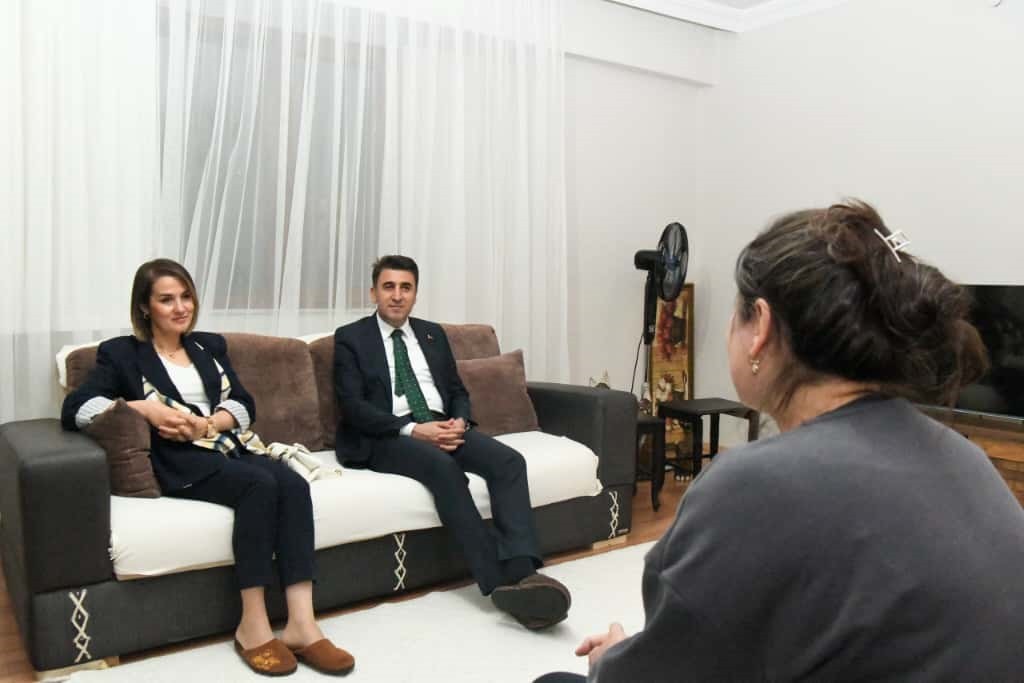 SOSYAL MEDYA ÜZERİNDEN ÇAY DAVETİNDE BULUNAN SİNEM DURMAZ, VALİ ŞEFİK AYGÖL VE EŞİ NAZLI AYGÖL’Ü...