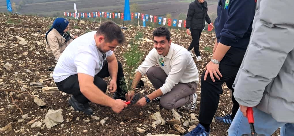 SUBÜ’NÜN 6 ÖĞRENCİ TOPLULUĞU, 11 KASIM MİLLİ AĞAÇLANDIRMA GÜNÜ ÇERÇEVESİNDE DÜZENLENEN ETKİNLİĞE...