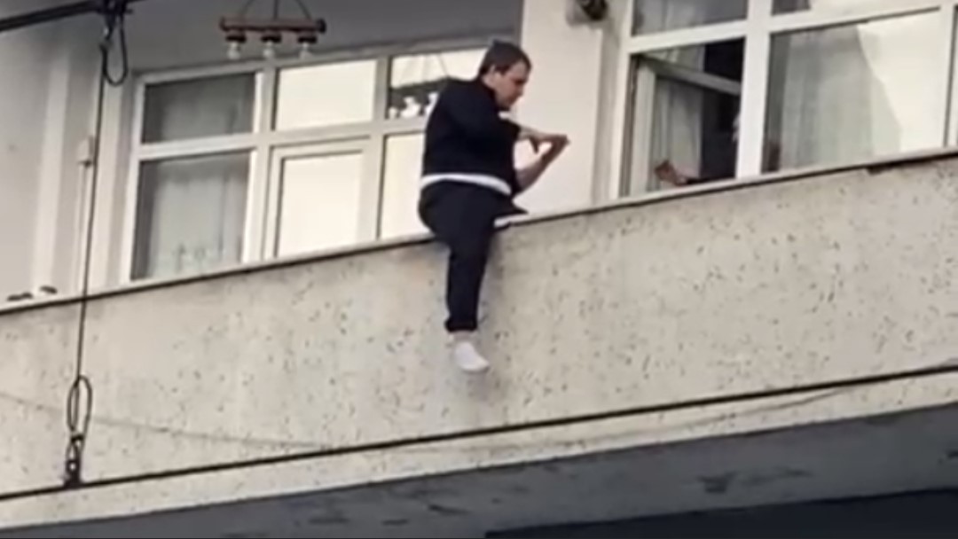 SULTANGAZİ'DE, AİLESİ İLE TARTIŞAN VE BALKONA ÇIKARAK ATLAMAK İSTEYEN BİR KİŞİ YÜREKLERİ AĞZA...