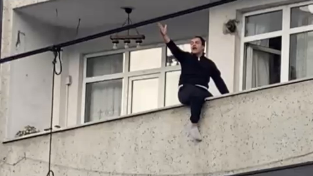 SULTANGAZİ'DE, AİLESİ İLE TARTIŞAN VE BALKONA ÇIKARAK ATLAMAK İSTEYEN BİR KİŞİ YÜREKLERİ AĞZA...