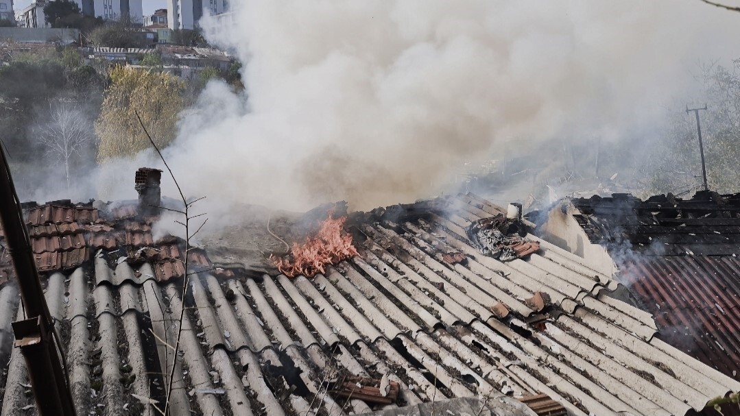 SULTANGAZİ'DE BİR GECEKONDUDA HENÜZ BİLİNMEYEN NEDENLE ÇIKAN YANGIN, İTFAİYE EKİPLERİNİN UZUN...