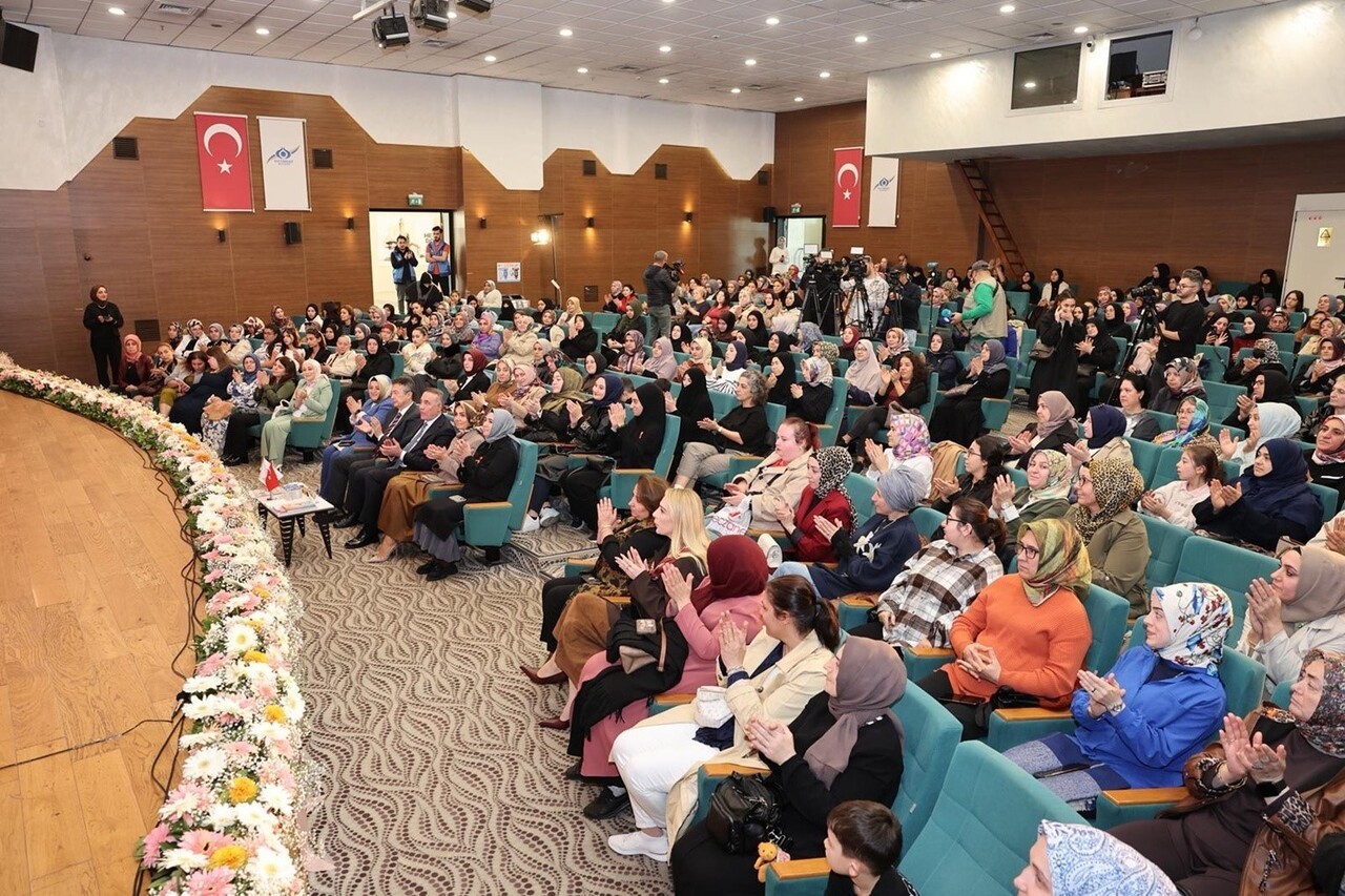 SULTANGAZİ BELEDİYESİ TARAFINDAN KADINLARA ÖZEL HAZIRLANAN "KIZ ÇOCUĞU BİR İNCİ HİKAYESİ, KENDİNE...