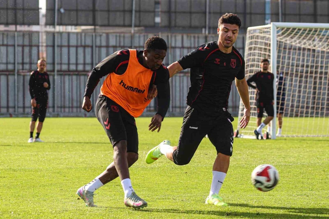 SÜPER LİG EKİPLERİNDEN SAMSUNSPOR, BEŞİKTAŞ İLE YARIN OYNAYACAĞI KARŞILAŞMANIN HAZIRLIKLARINI...