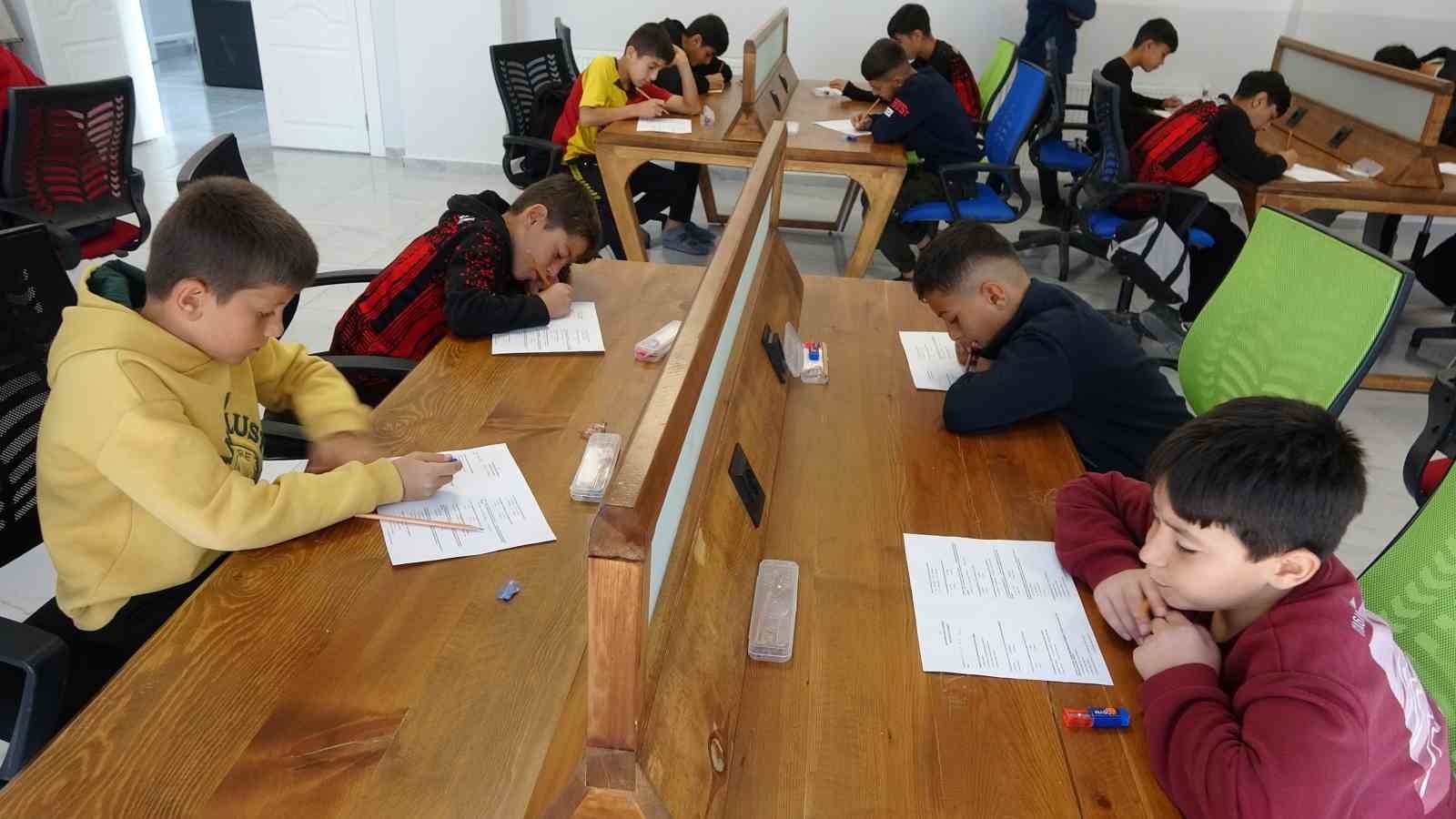 SÜPHAN GENÇLİK MERKEZİNDE ARA TATİLİNİ DEĞERLENDİREN VE ÇEŞİTLİ ETKİNLİKLERE KATILAN ÖĞRENCİLER...