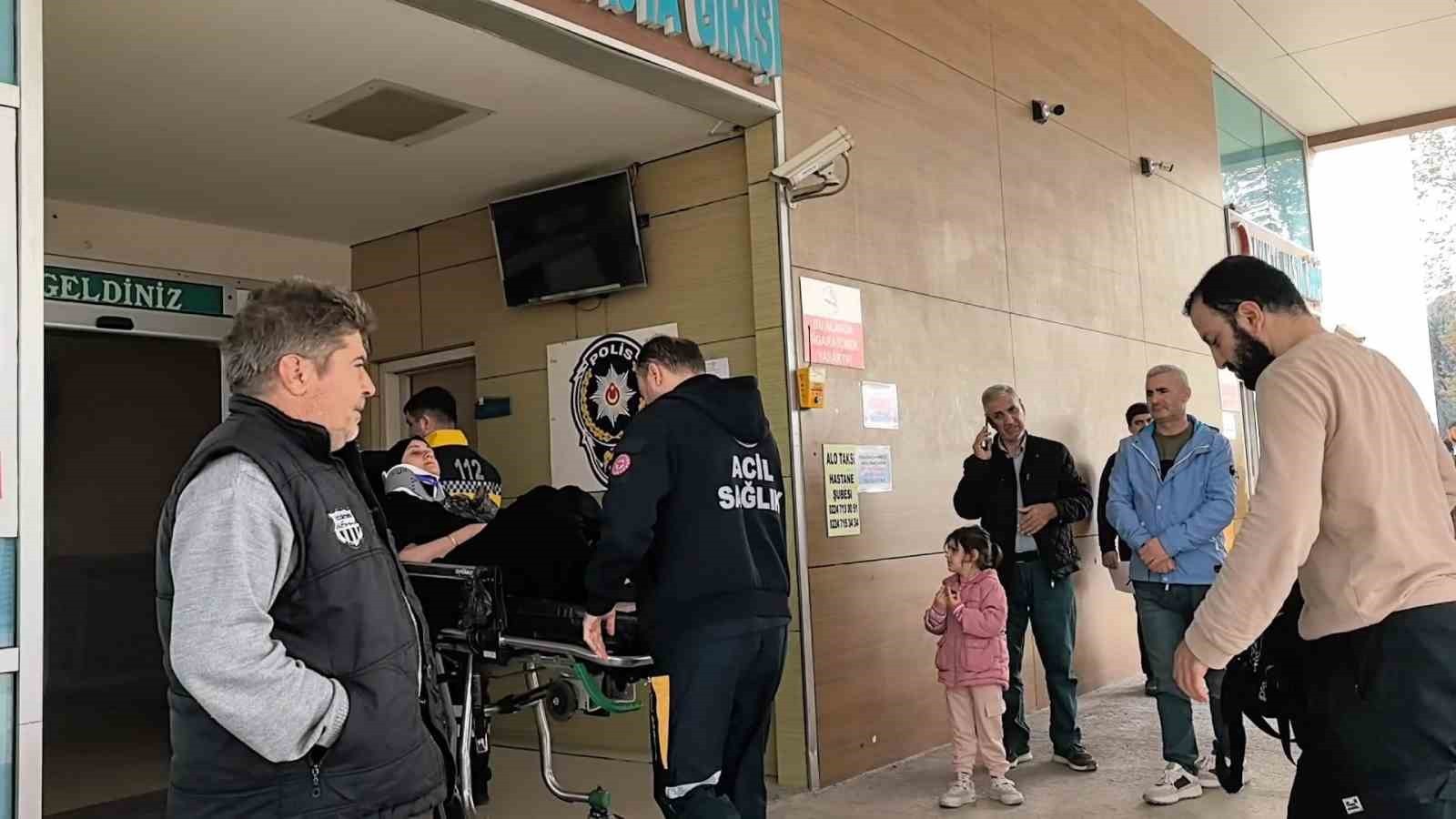 TAKLALAR ATAN OTOMOBİLİN SÜRÜCÜSÜ İLE YANINDAKİ EŞİ EMRULLAH T. YARALANDI. YARALILAR KAZA YERİNE...