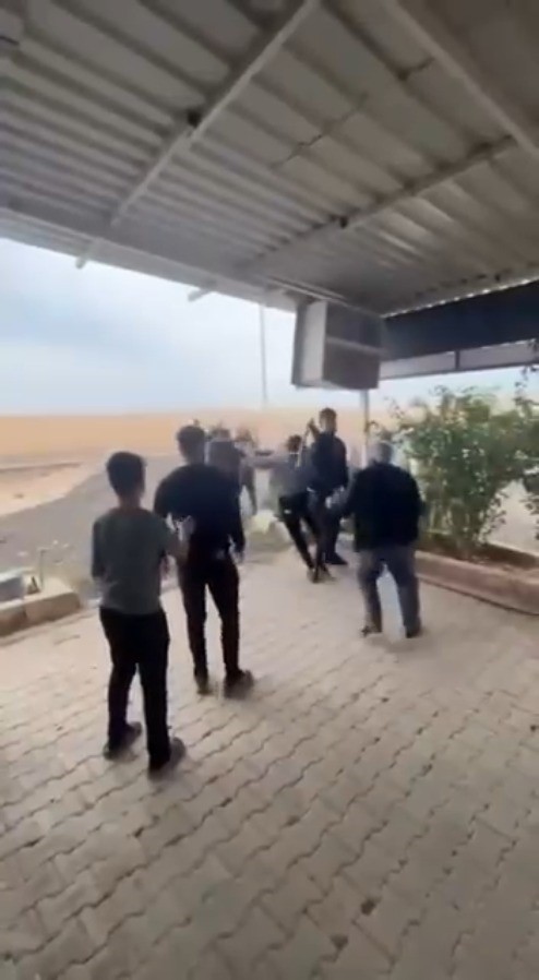 TARAFLARIN TEKME, TOKAT VE SOPALARLA BİRBİRİNE SALDIRDIĞI ANLAR CEP TELEFONU KAMERASIYLA...