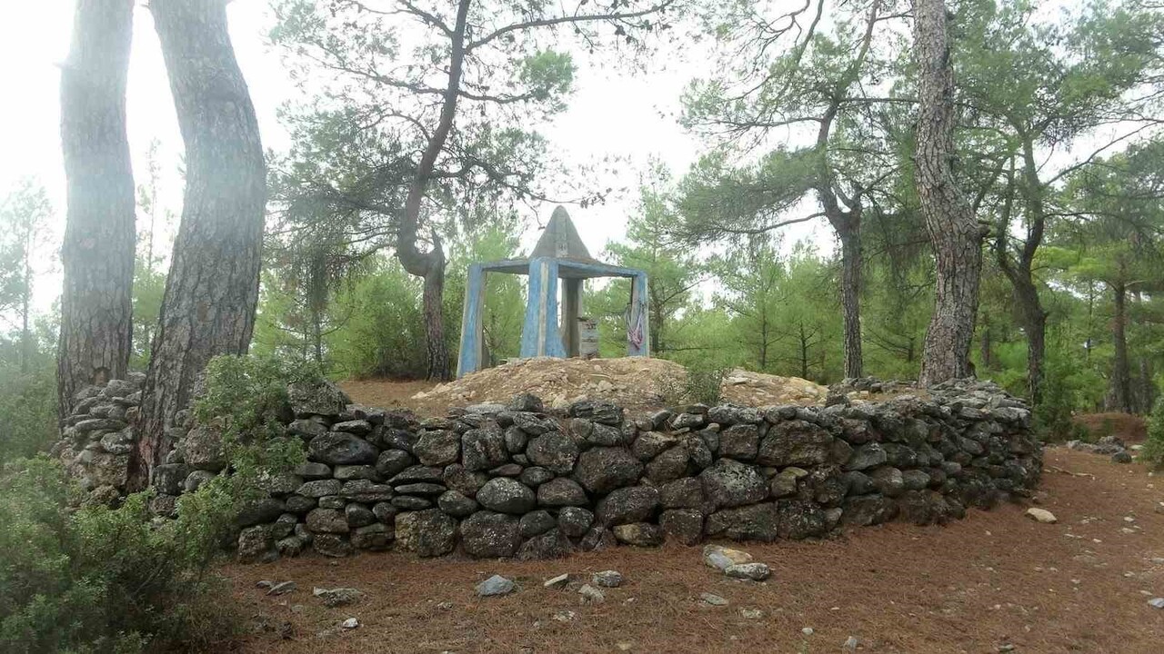 TARİHE VE İNANCA SAYGISIZLIK 300 YILLIK TÜRBE KAÇAK KAZIYLA DELİK DEŞİK