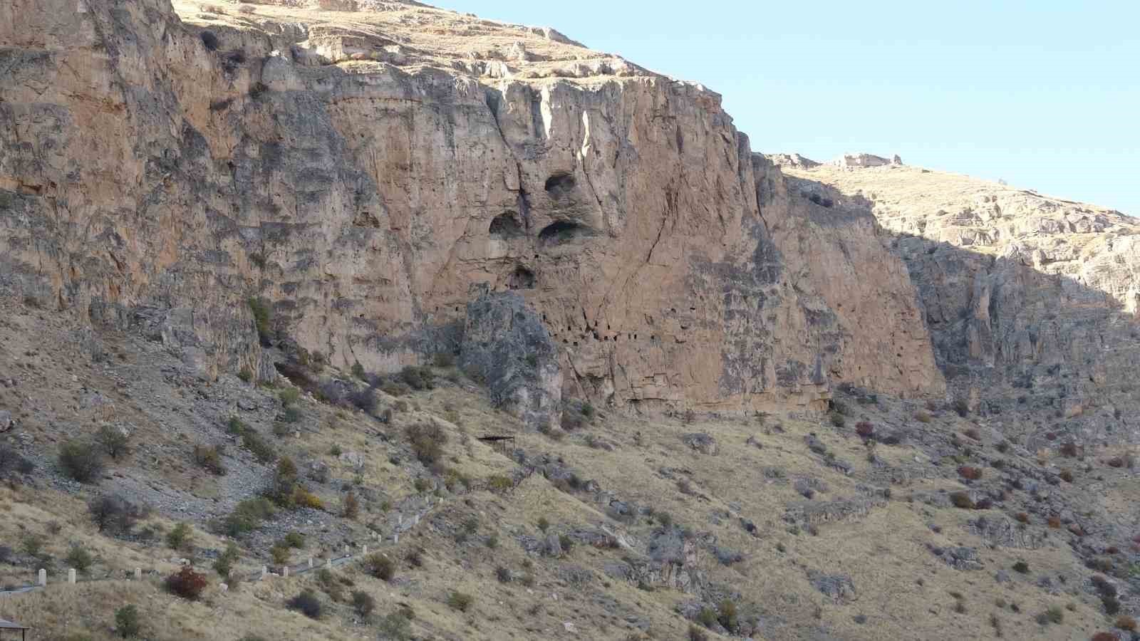 TARİHİ ANSIR MAĞARALARI KORKU MAĞARASINA DÖNÜŞTÜ