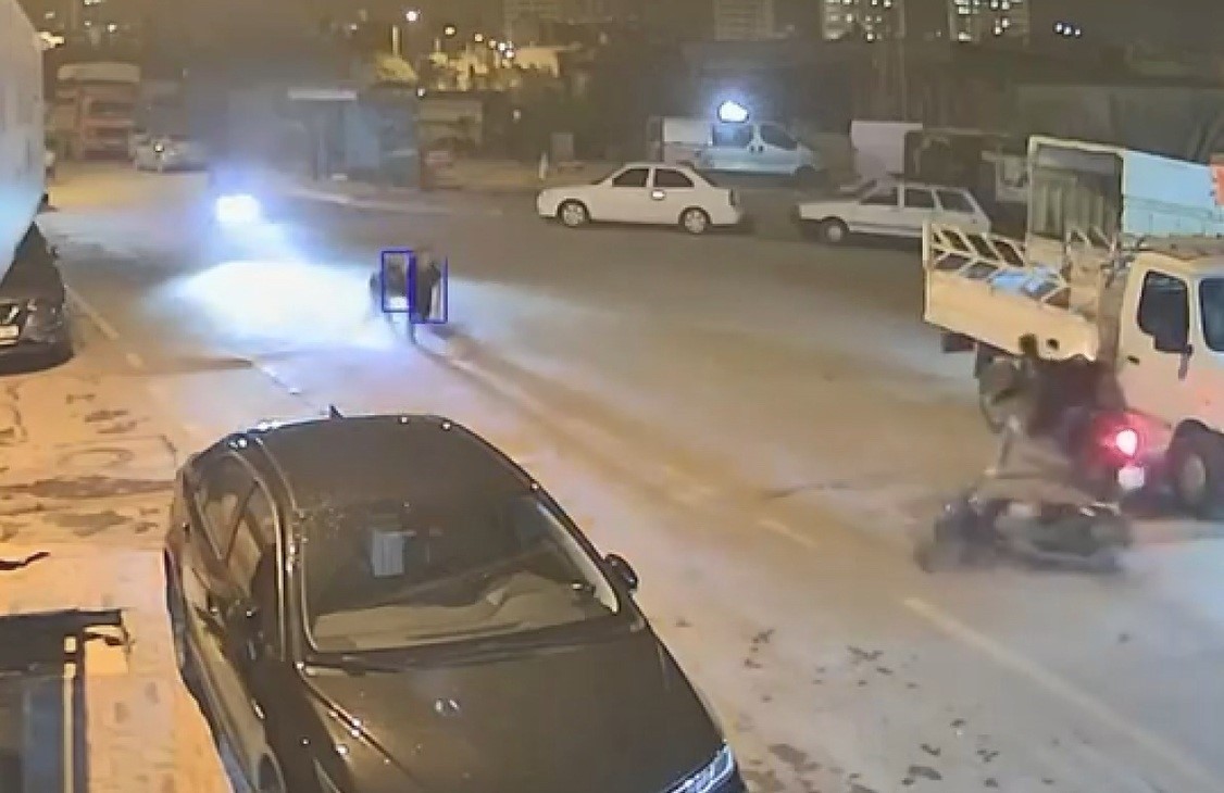 TARSUS'TA BİR MOTOSİKLETLİ ÖNÜN KALDIRINCA KAZA YAPTI, SÜRÜKLENEN MOTOSİKLET KARŞI YÖNDEN GELEN...