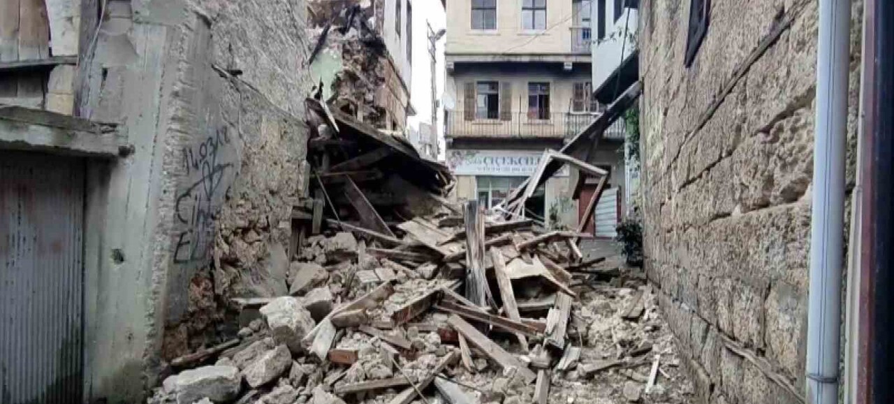 TARSUS'TA DAHA ÖNCEDEN YANAN ESKİ BİNA ÇÖKTÜ