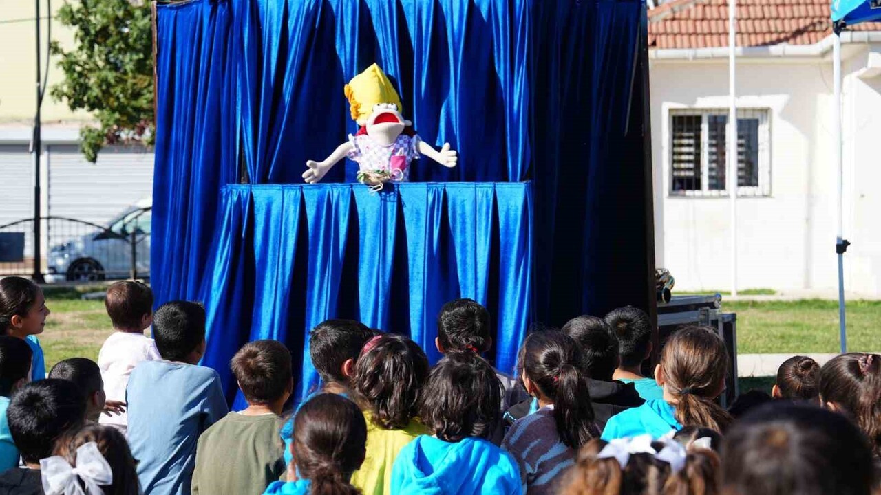 TARSUS BELEDİYESİ TARAFINDAN 'DÜNYA ÇOCUK HAKLARI GÜNÜ' KAPSAMINDA KENTİN ÜÇ FARKLI NOKTASINDA...