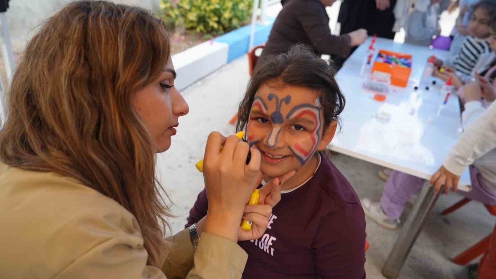 TARSUS BELEDİYESİNİN YARIYIL TATİLİNE ÖZEL HAZIRLADIĞI ETKİNLİKLERDE ÇOCUKLAR TİYATRODAN ATÖLYE...