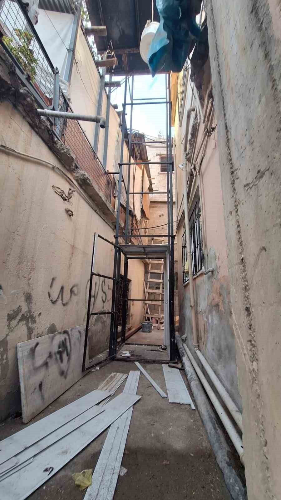 TARSUS’TA 80 YAŞINDAKİ HATİCE ARIKAN YÜK ASANSÖRÜNDE DÜŞEREK ÖLDÜ