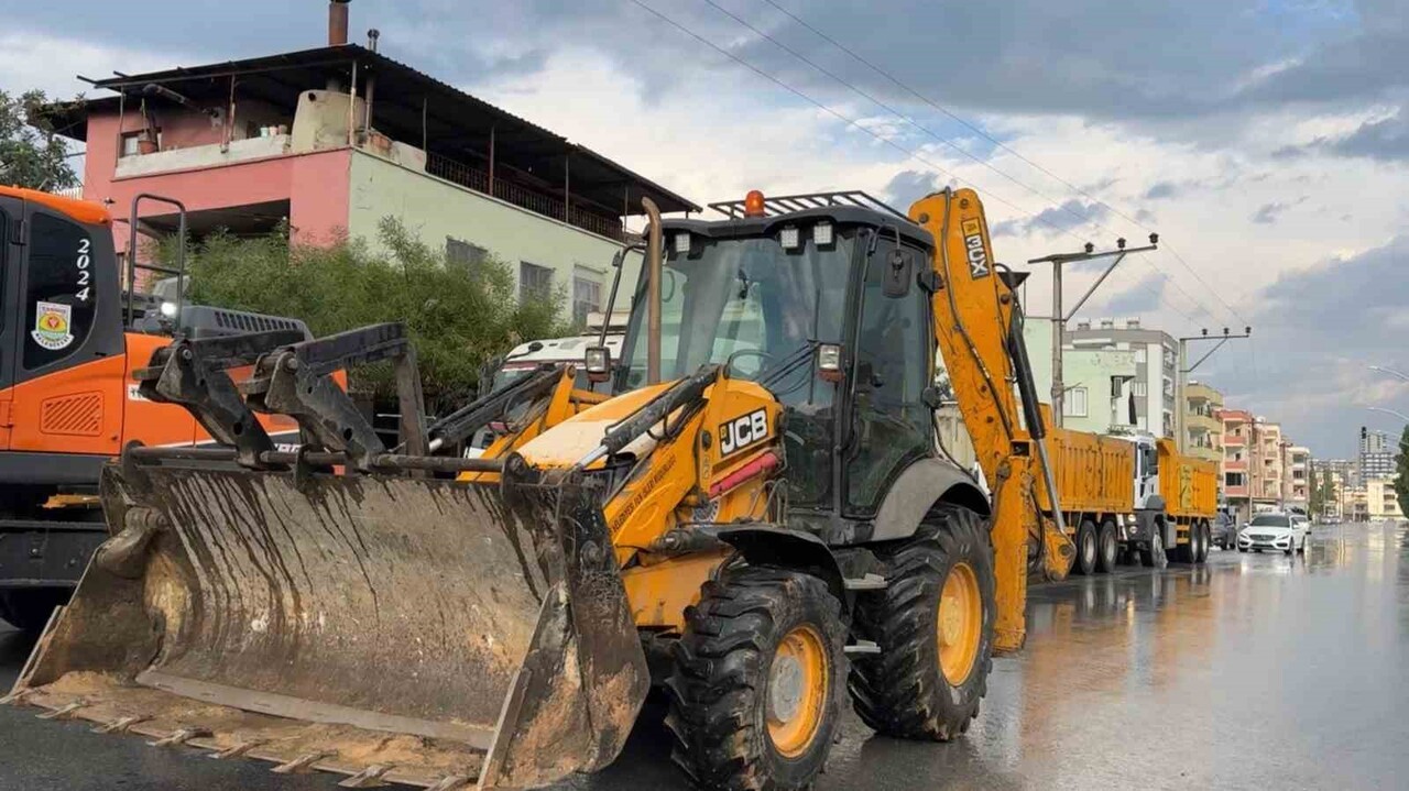 TARSUS’TA GECE ETKİLİ OLAN SAĞANAK YAĞIŞIN ARDINDAN TARSUS BELEDİYESİ EKİPLERİ, KENT GENELİNDE...