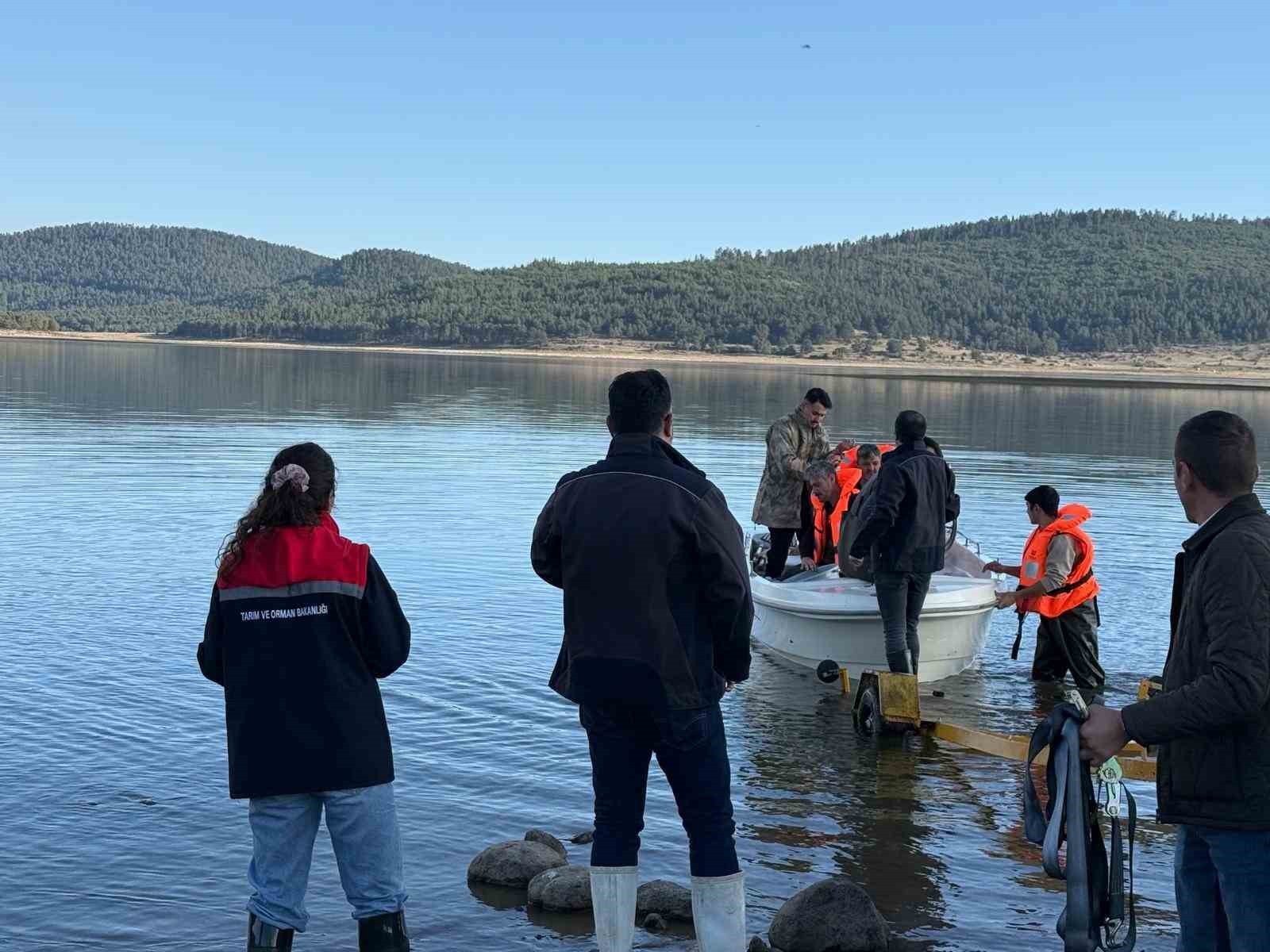 TAŞLIYAYLA GÖLETİ’NDE 5 KİLOMETRE UZUNLUĞUNDA HAYALET AĞ TOPLANDI. AĞDAN KURTARILAN 500 BALIKTAN...
