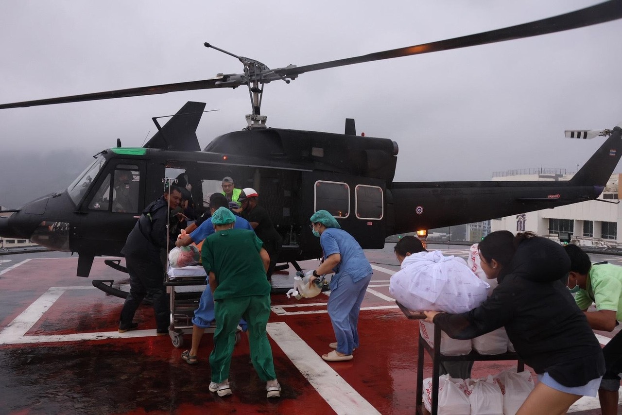 TAYLAND'IN GÜNEYİNDE HAFTALARDIR DEVAM EDEN ŞİDDETLİ YAĞIŞLARIN YOL AÇTIĞI SEL VE TOPRAK...
