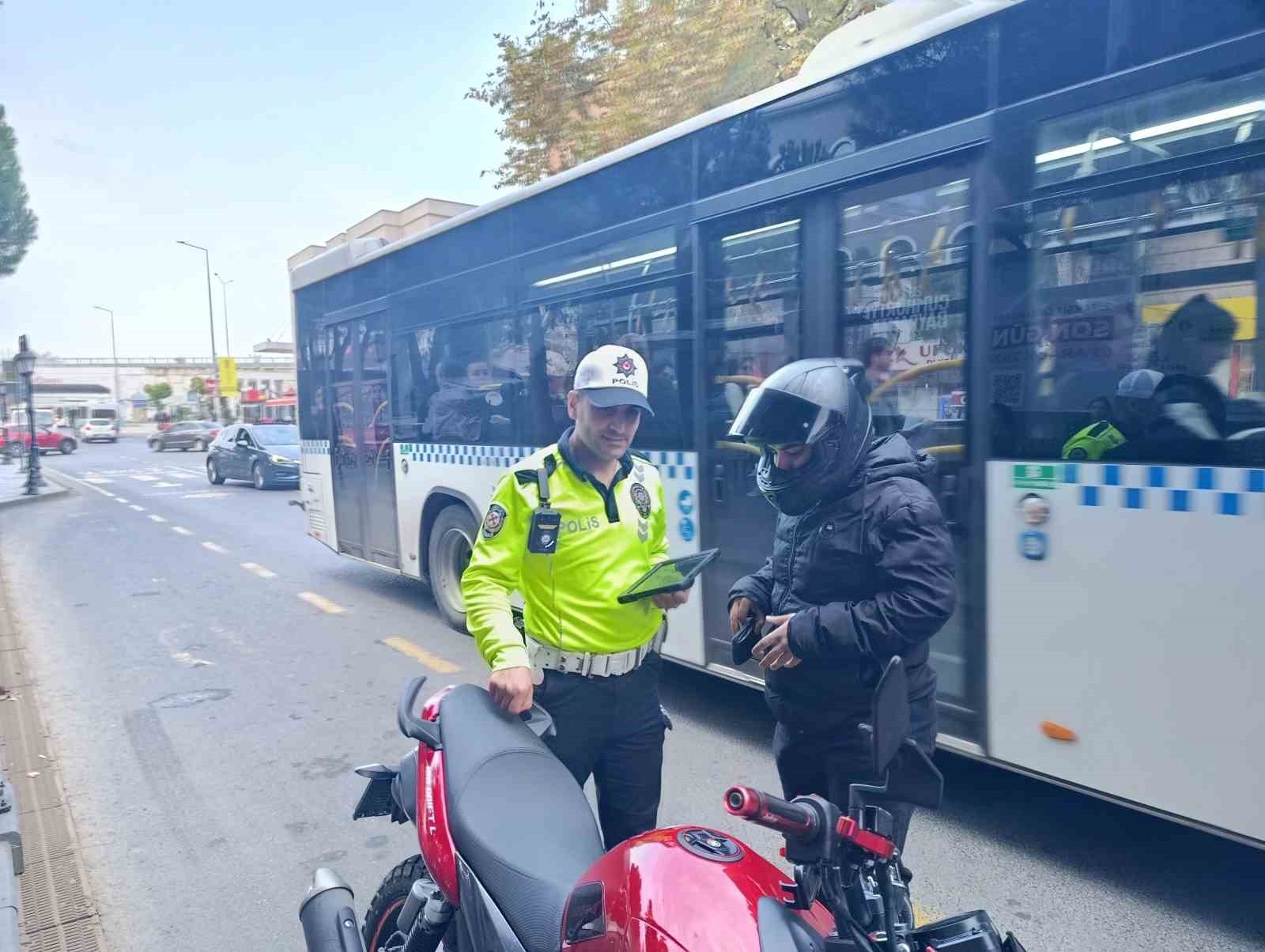 TEKİRDAĞ'DA EHLİYETSİZ, MUAYENESİZ, CAM FİLMLİ ARAÇLARA CEZALAR YAZILDI