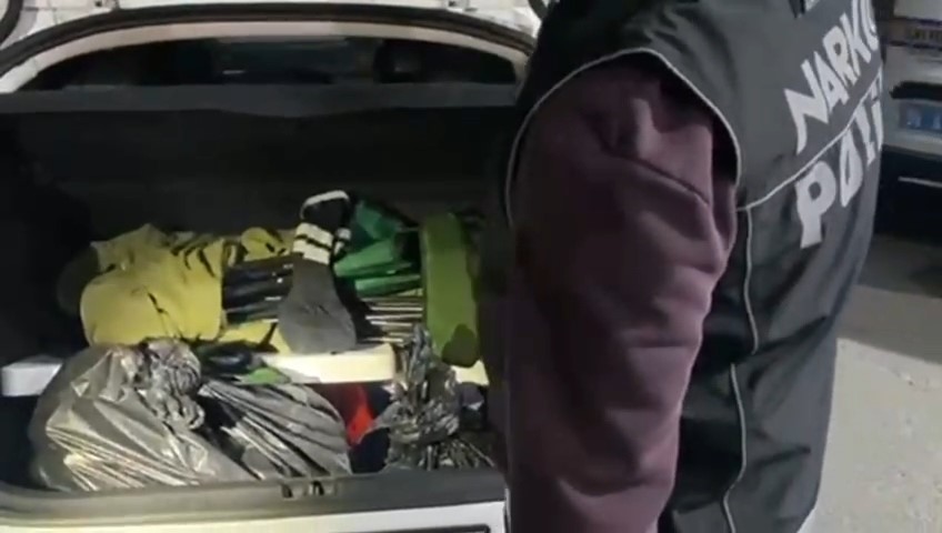 TEKİRDAĞ'DA POLİS EKİPLERİNİN 11 İLÇEDE EŞ ZAMANLI DÜZENLEDİĞİ NARKOTİK OPERASYONLARINDA ARACIN...