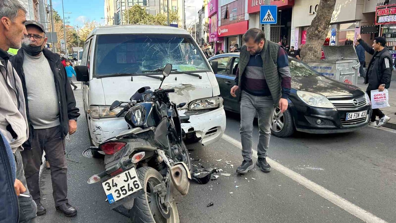 TEKİRDAĞ'DA SOL ŞERİTTE SEYREDEN MOTOSİKLETİN KAMYONETLE KAFA KAFAYA ÇARPIŞTIĞI KAZADA 2 KİŞİ...